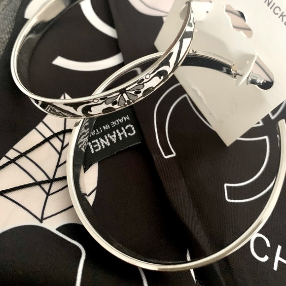 ✨NEW✨LARGE BLACK & WHITE HOOP EARRINGS - Picture 3 of 4